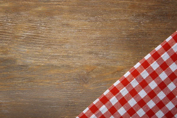 テーブルの上の赤いナプキン — ストック写真