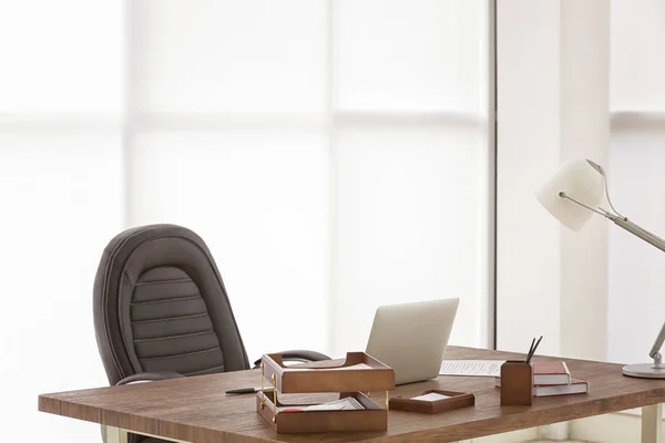 Local de trabalho com laptop na mesa — Fotografia de Stock