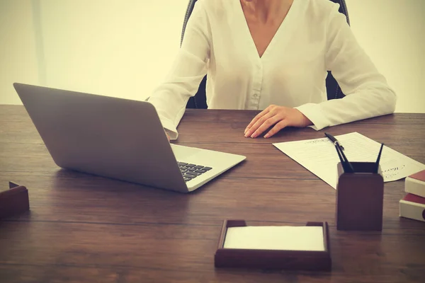 Abogada que trabaja con laptop — Foto de Stock