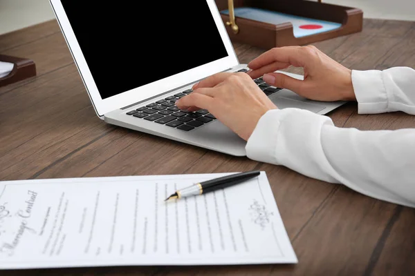 Advogada feminina trabalhando com laptop — Fotografia de Stock