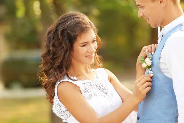 Schönes Hochzeitspaar — Stockfoto