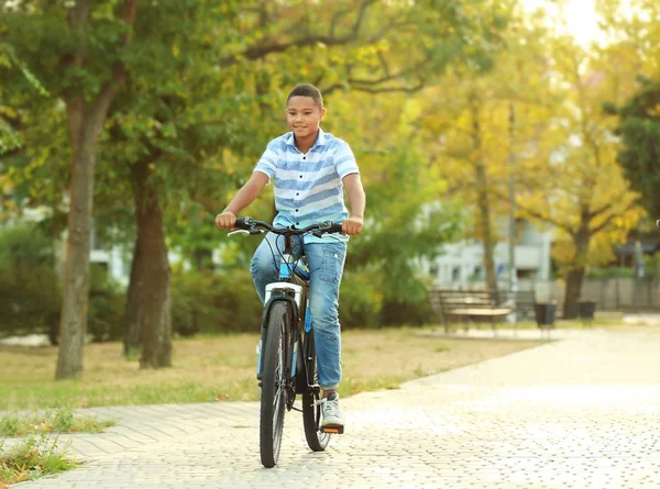 Tonårspojke Ridning Cykel Park — Stockfoto