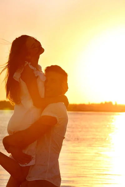 Jovem casal apaixonado — Fotografia de Stock