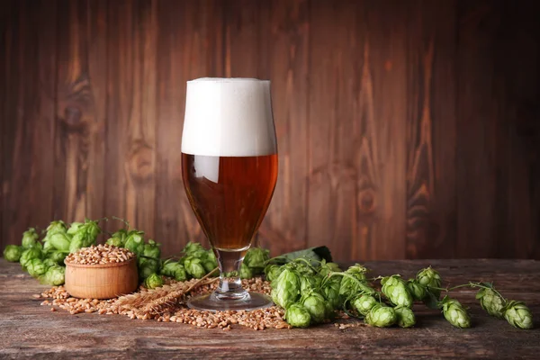 Bicchiere di birra scura e ingredienti — Foto Stock