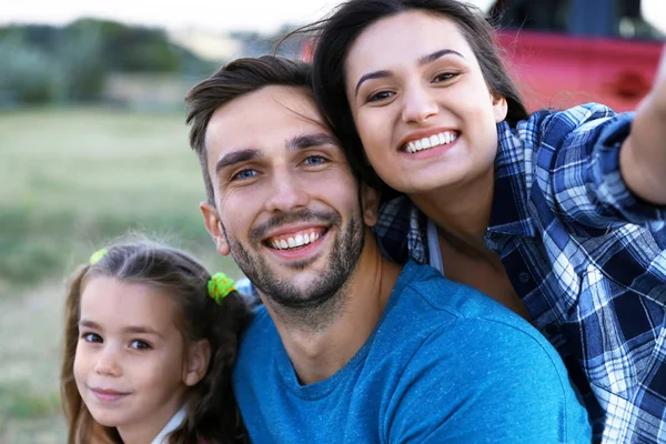 Parents Avec Enfant Prenant Des Photos — Photo