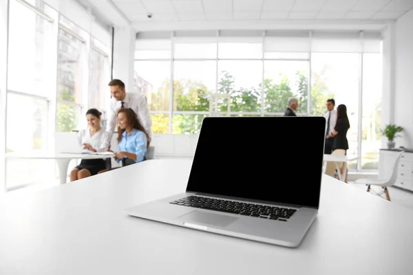 Affärsutbildnings Koncept Laptop Vitt Kontorsbord — Stockfoto