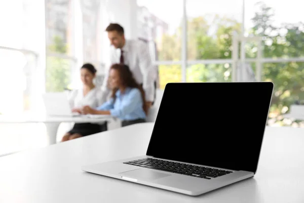 Affärsutbildnings Koncept Laptop Vitt Kontorsbord — Stockfoto