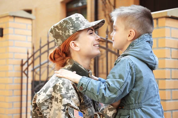 Madre soldado e hijo — Foto de Stock