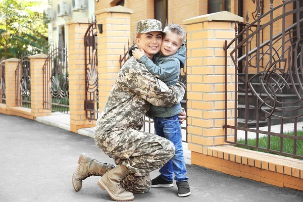 Στρατιώτης μητέρα και γιος — Φωτογραφία Αρχείου
