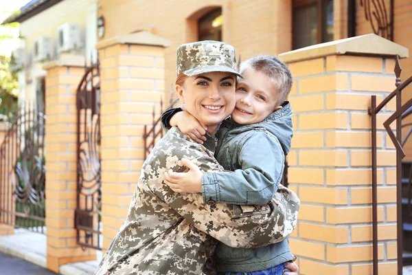 Mãe soldado e filho — Fotografia de Stock