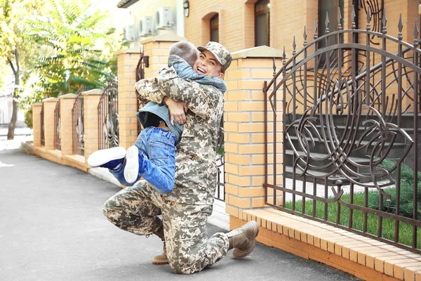 Mother soldier and son — Stock Photo, Image