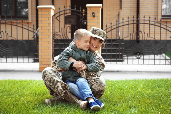 Mother soldier and son — Stock Photo, Image