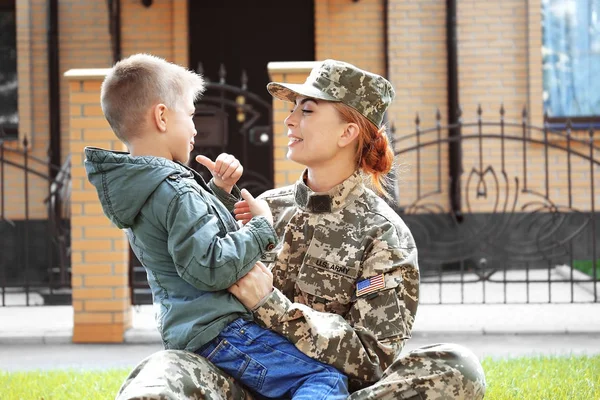 Mãe soldado e filho — Fotografia de Stock