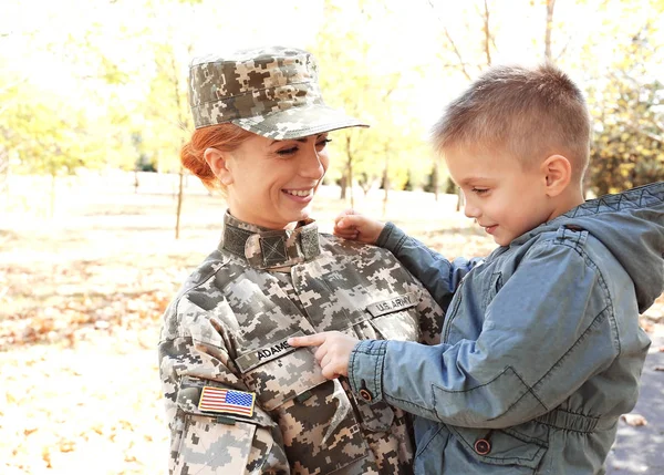 Mãe soldado e criança — Fotografia de Stock