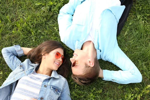 Bonito jovem casal — Fotografia de Stock