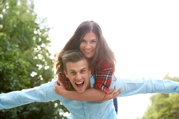 Jong paar hebben plezier — Stockfoto
