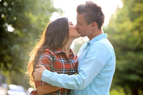 Bonito jovem casal — Fotografia de Stock