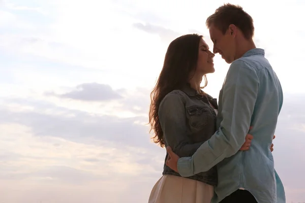 Bonito jovem casal — Fotografia de Stock