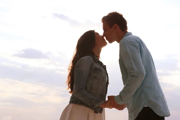 Bonito jovem casal — Fotografia de Stock