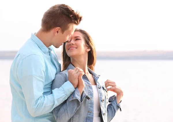 Bonito jovem casal — Fotografia de Stock