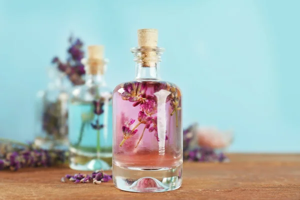 Botellas con aceite de lavanda y flores —  Fotos de Stock