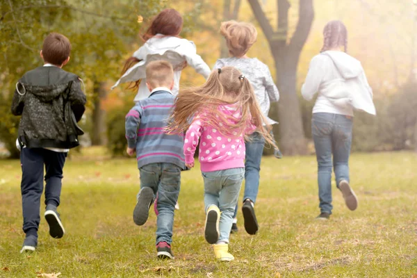 Niños Deportivos Corriendo Parque — Foto de Stock