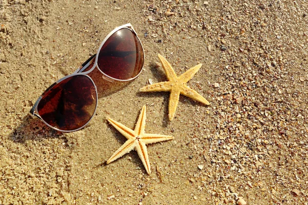 太阳镜，沙滩上的海星 — 图库照片