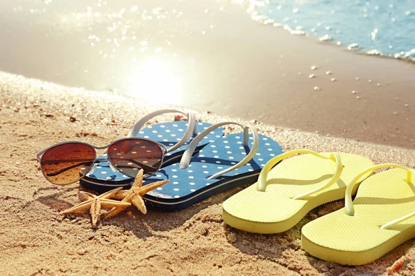 Flipflops, Sonnenbrillen und Seesterne — Stockfoto