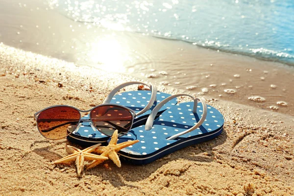 Chinelos, óculos de sol e estrelas-do-mar — Fotografia de Stock