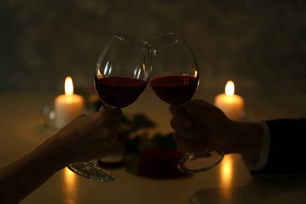 Χέρια που κρατούν ποτήρια κόκκινο κρασί — Φωτογραφία Αρχείου