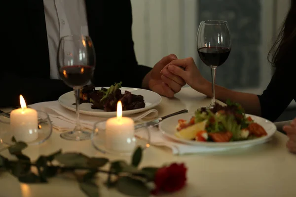 Paar handen in restaurant — Stockfoto