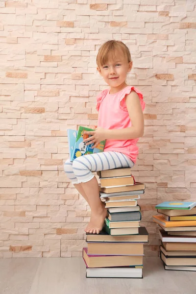 Menina leitura livro — Fotografia de Stock