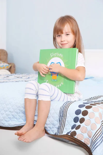 Lilla Söta Tjejen Sitter Med Boken Säng — Stockfoto