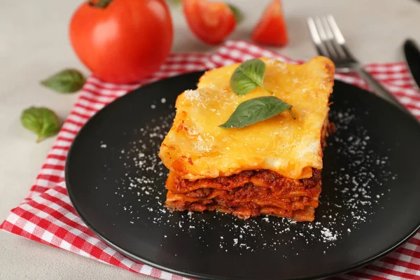 Teller mit leckerer Lasagne — Stockfoto