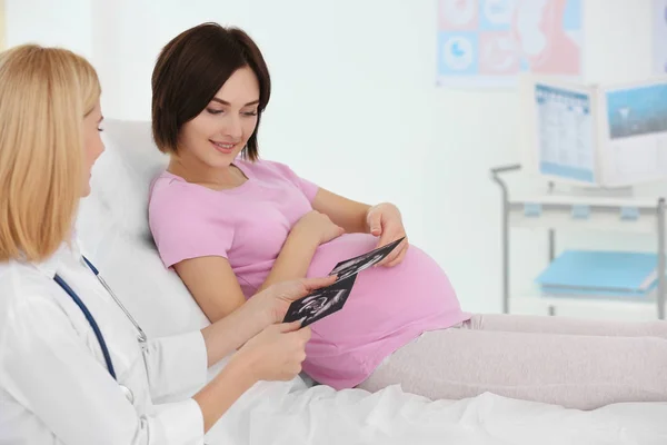 Gynecologist Showing Ultrasound Photo Pregnant Woman — Stock Photo, Image