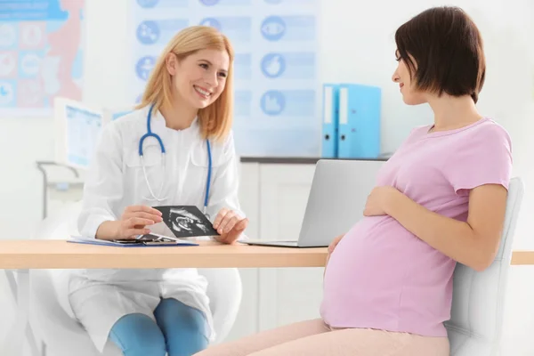 Médico Mostrando Ultra Som Foto Para Mulher Grávida — Fotografia de Stock