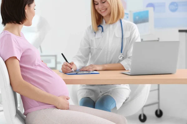 Ginecólogo Escribiendo Prescripción Mujer Embarazada Hospital — Foto de Stock