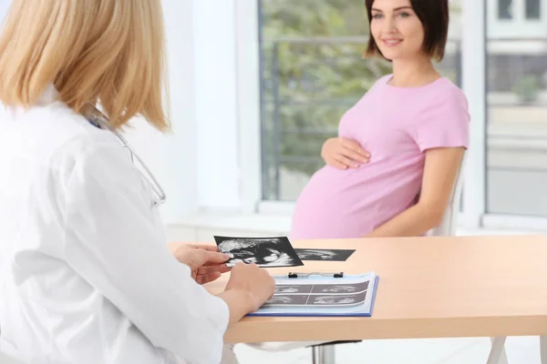 孕妇医生显示超声照片 — 图库照片