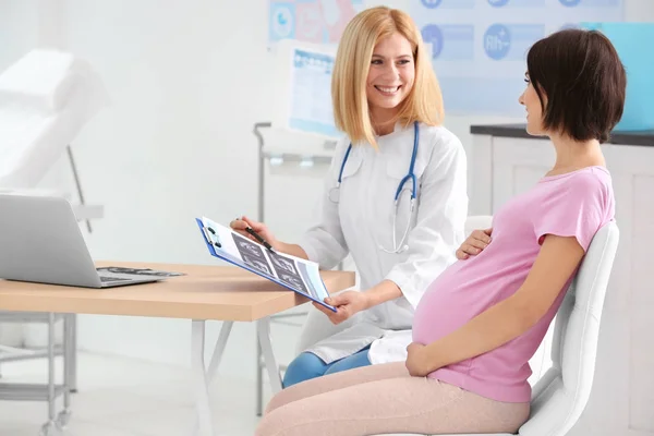 Doctor Showing Ultrasound Photo Pregnant Woman — Stock Photo, Image