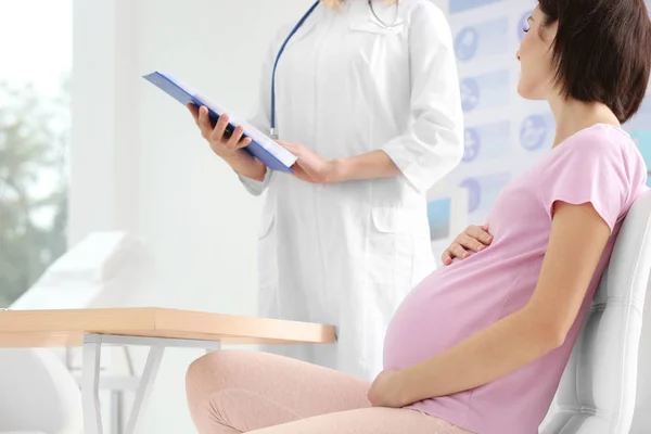 Hamile kadın doktoru ziyaret ediyor. — Stok fotoğraf