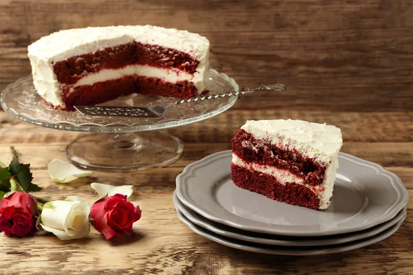 स्वादिष्ट लाल वेलवेट केक — स्टॉक फोटो, इमेज