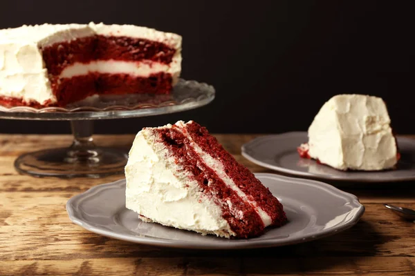 स्वादिष्ट लाल वेलवेट केक — स्टॉक फोटो, इमेज