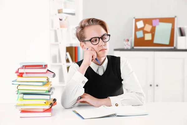 Leerling met stapel boeken — Stockfoto