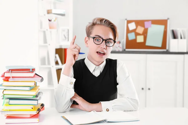 Leerling met stapel boeken — Stockfoto