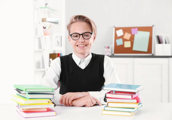 Leerling met stapel boeken — Stockfoto