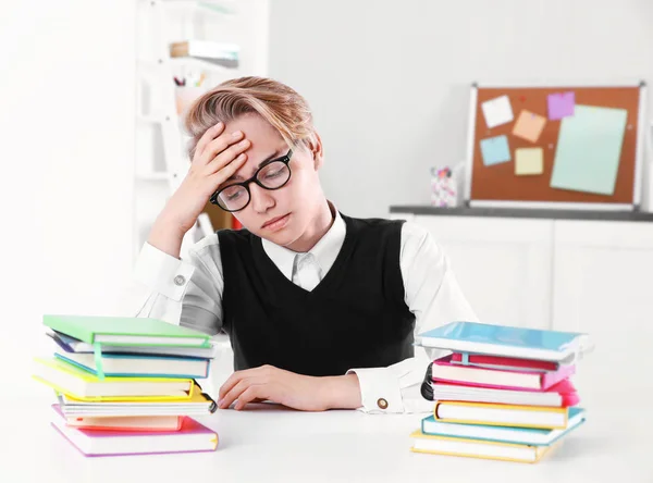 Leerling met stapel boeken — Stockfoto