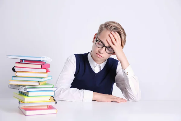 Leerling met stapel boeken — Stockfoto