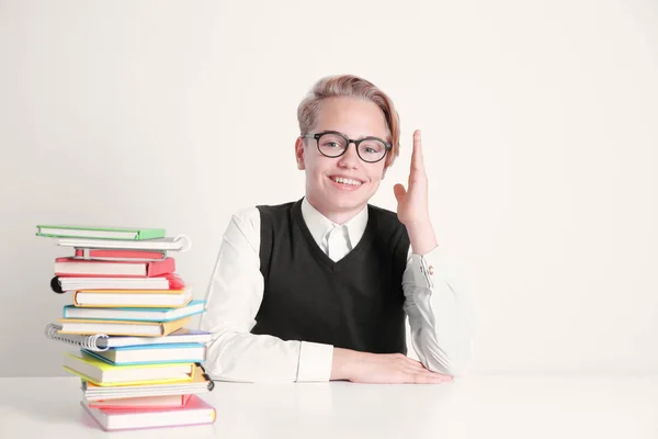 Leerling met stapel boeken — Stockfoto