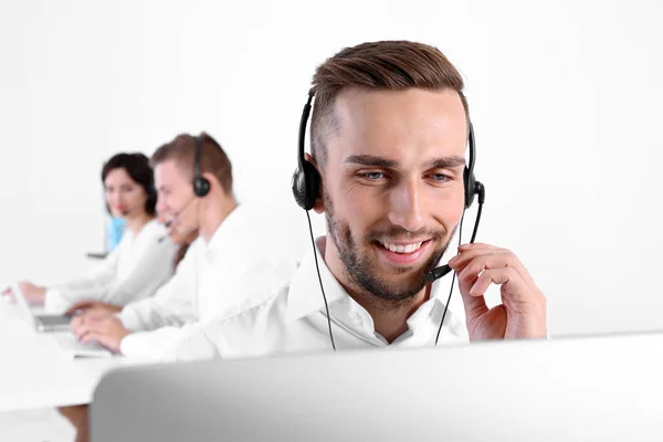 Jeune Homme Répartiteur Soutien Technique Travaillant Dans Bureau Gros Plan — Photo