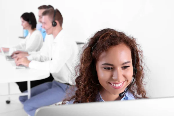 Despachadora Joven Apoyo Técnico Femenino Que Trabaja Oficina Primer Plano — Foto de Stock